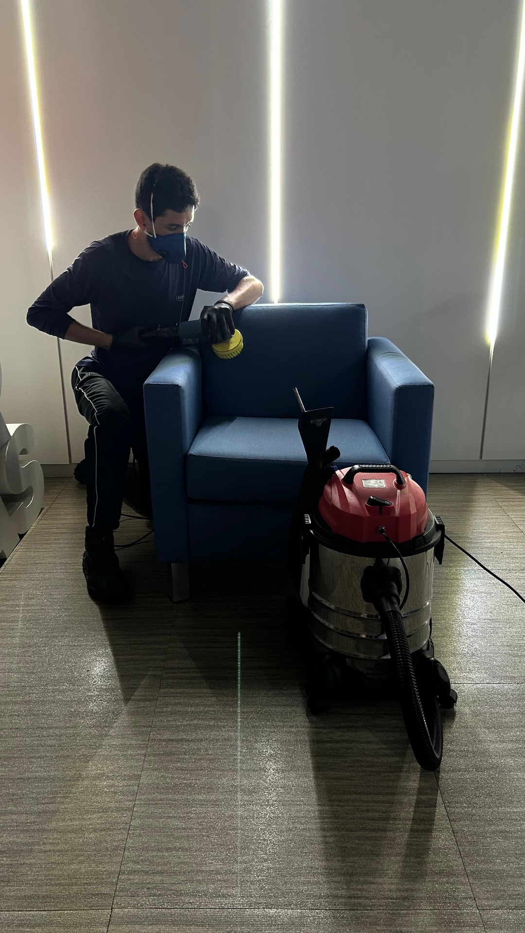 Impermeabilização de poltrona azul em ambiente corporativo Bancorbrás