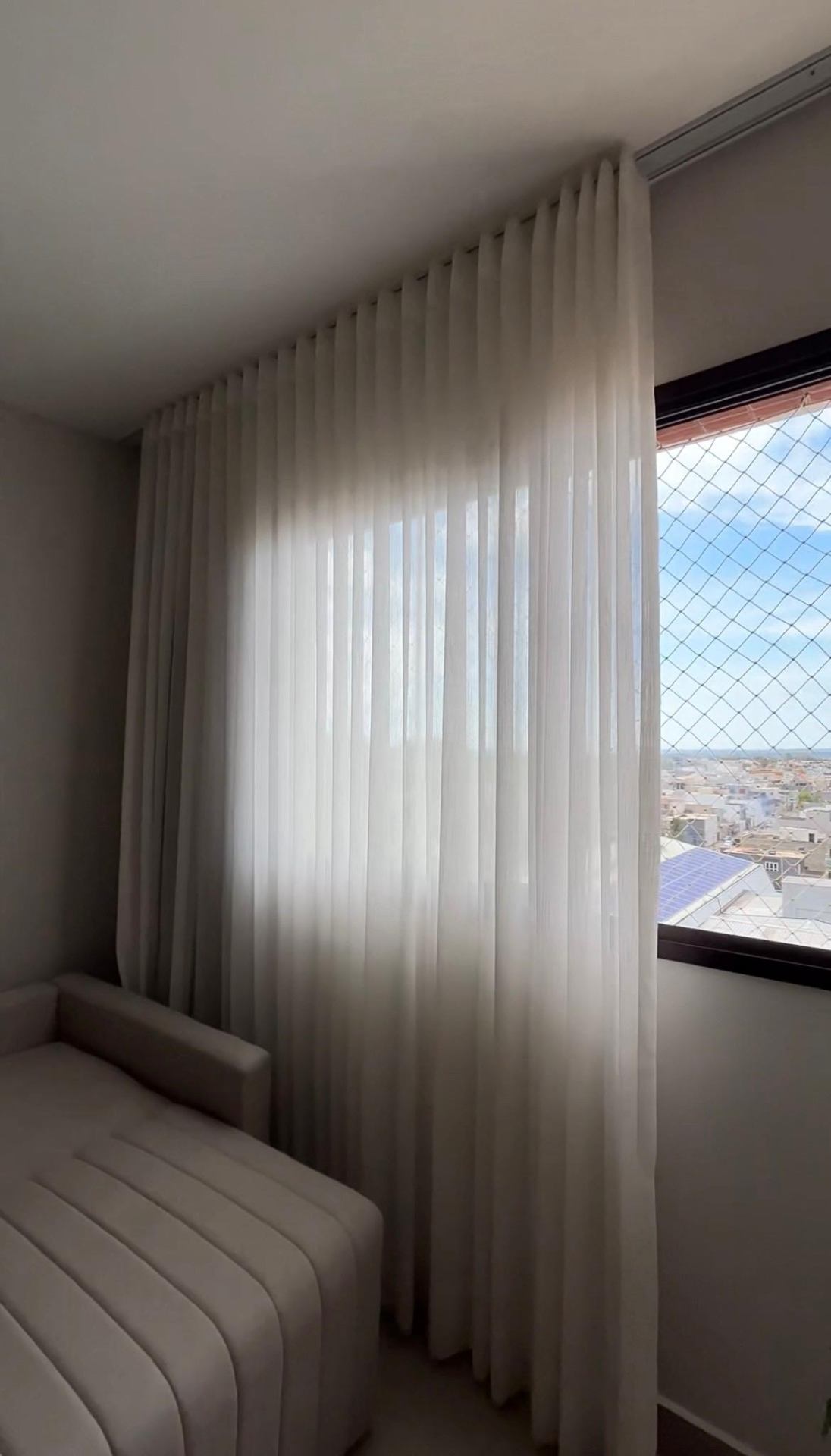 Cortina higienizada com caimento perfeito após serviço da Home Clean DF